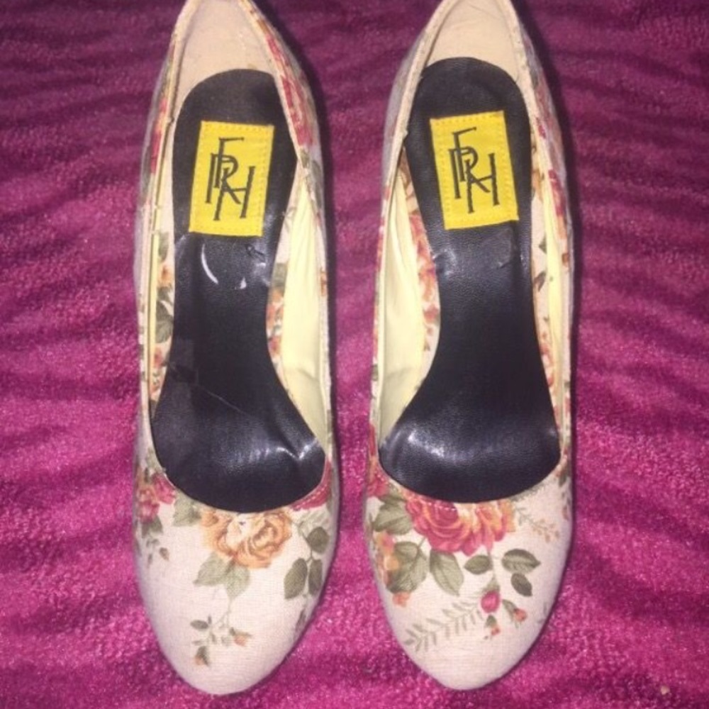 C- Brand new floral beige heels